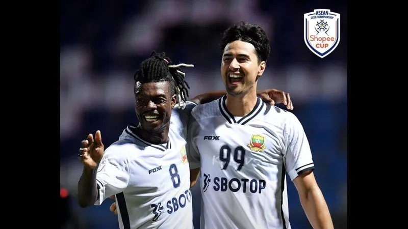 Cầu thủ Shan Utd tập trung theo dõi đối thủ Johor DT