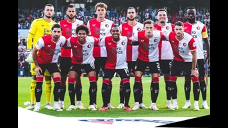 Cầu thủ Real Betis và Feyenoord tranh chấp bóng giữa trận đấu