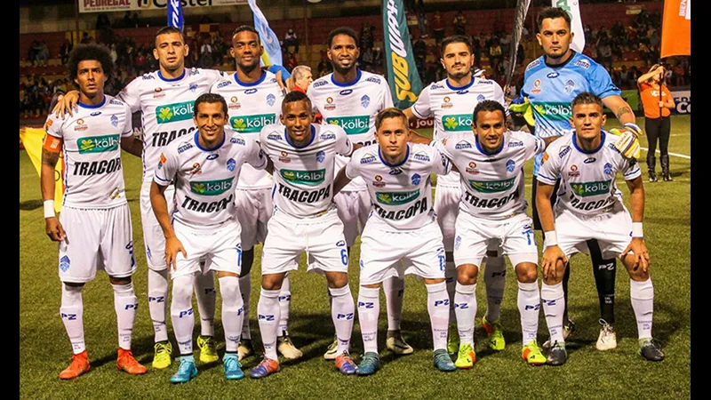 Cầu thủ Zeledon và Sporting FC tranh chấp trên sân cỏ