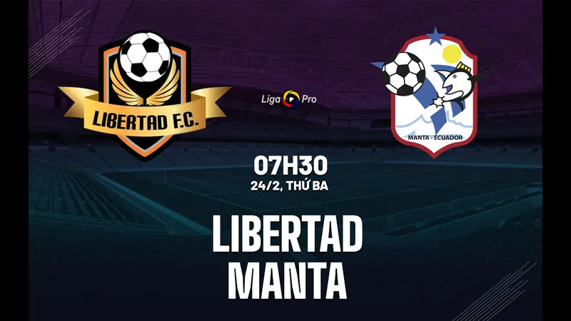 Cầu thủ Libertad thực hiện cú sút mạnh mẽ vào khung thành của đội Manta