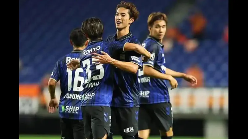 Cầu thủ Pohang và Gamba Osaka đấu tranh gay gắt trên sân cỏ