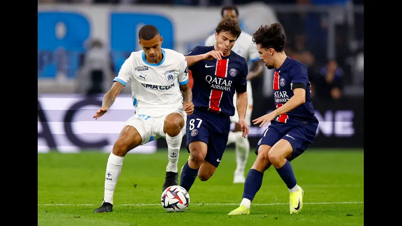 Cầu thủ PSG vượt qua cầu thủ Marseille để tiến vào vòng cấm