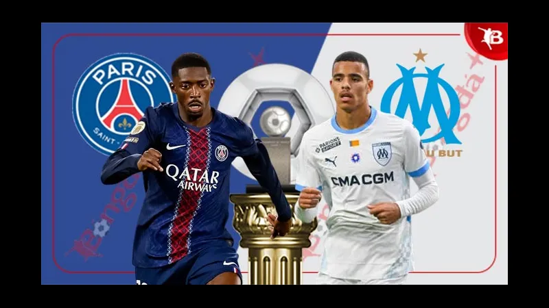 Cầu thủ PSG đang tranh chấp bóng với cầu thủ Marseille