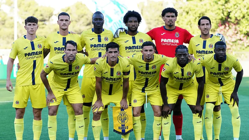 Cầu thủ Villarreal và Espanyol đua tranh quả bóng trên sân cỏ Cầu thủ Villarreal và Espanyol đua tranh quả bóng trên sân cỏ